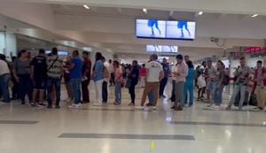 Pasajeros buscan soluciones en el Aeropuerto Alfonso Bonilla Aragón de Cali.