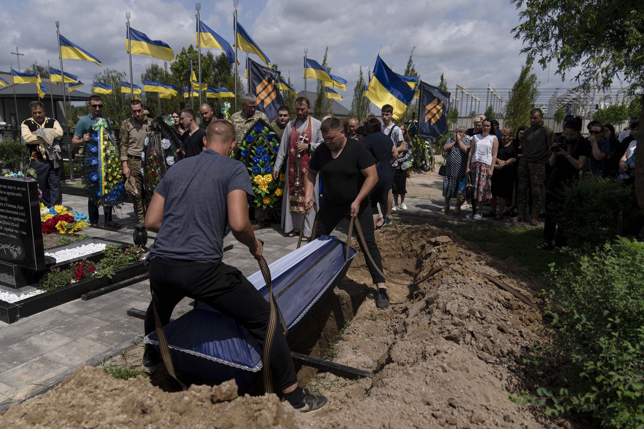 El veterano de las fuerzas armadas ucranianas, que fue enterrado en un principio en una fosa común como víctima no identificada tras ser asesinado el año pasad por tropas rusas, fue enterrado de nuevo el martes después de que una prueba de ADN confirmara su identidad. (AP Foto/Jae C. Hong)