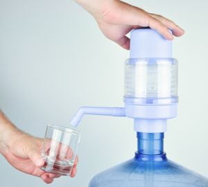 La duración del garrafón de agua potable en casa puede variar según el consumo y otros factores.