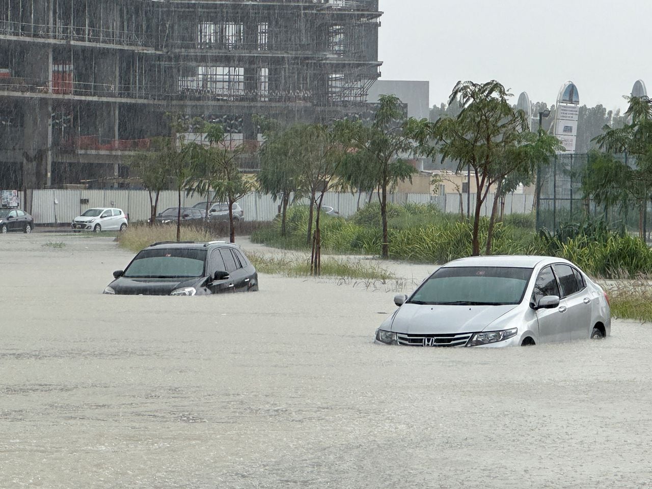 Los vehículos circulan por una calle inundada durante una tormenta en Dubai, Emiratos Árabes Unidos, 16 de abril de 2024.