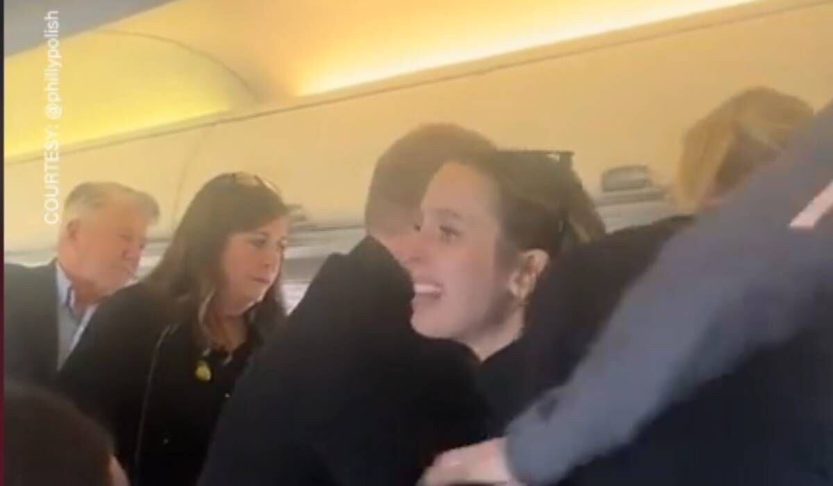 Pasajera de un vuelo de Southwest Airlines grita que es victima de trata de personas.