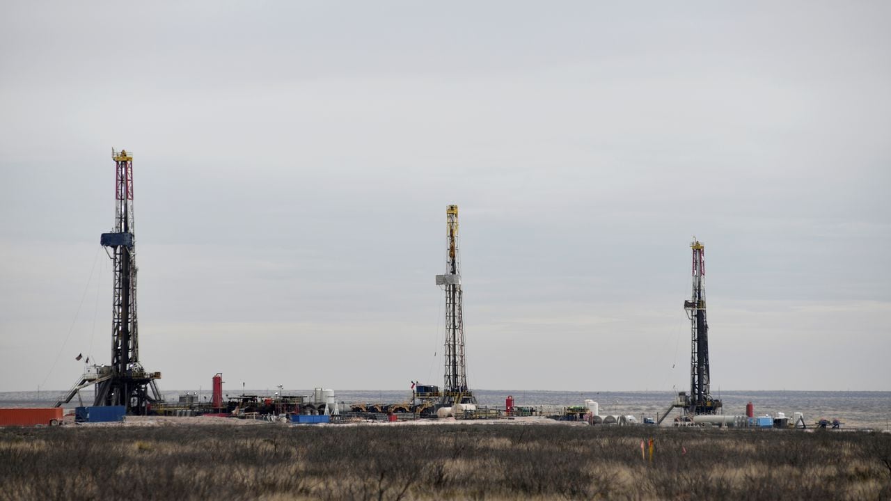 Las plataformas de perforación operan en el área de producción de petróleo y gas natural de la Cuenca Pérmica en el condado de Lea, Nuevo México, EE. UU. REUTERS / Nick Oxford / Foto de archivo