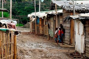 Chocó es el  departamento con más   pobreza, con el 63,1 % de  la población que gana  menos de $179.795 al mes. El 28,4 % de la población  del Cauca está en la indigencia.