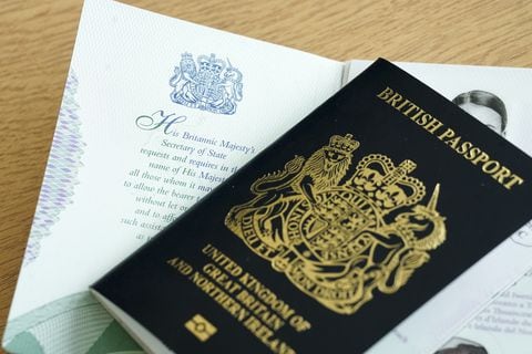 El nuevo pasaporte británico del rey Carlos III, en el Ministerio del Interior, en el centro de Londres