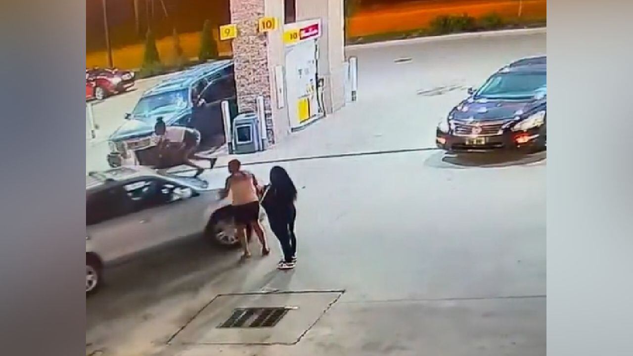 La mujer decidió saltar sobre el carro, en lugar de esquivarlo , en medio de un inminente intento de homicidio.