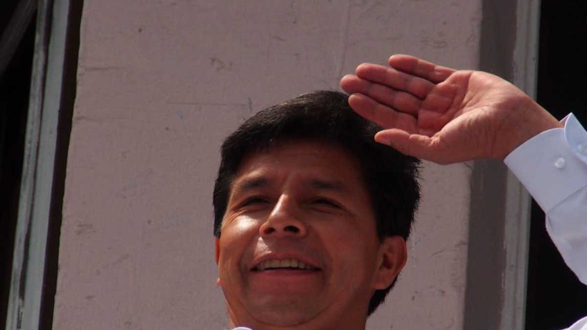 Pedro Castillo sigue perdiendo apoyo en Perú; su partido político se declara en oposición