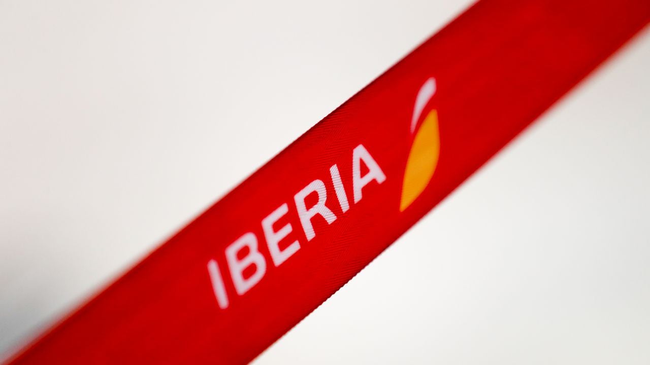 Cinta con el logo de la aerolínea Iberia.
Aeropuerto,Iberia, Baraja, logo. 
Óscar J.Barroso / Europa Press
  (Foto de ARCHIVO)