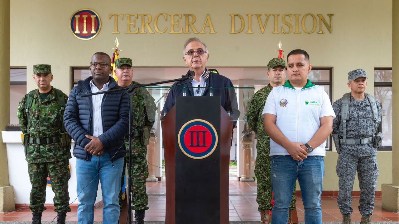 Ministro de Defensa, Iván Velásquez, reconoce compleja situación de orden público en Cauca y Antioquia.