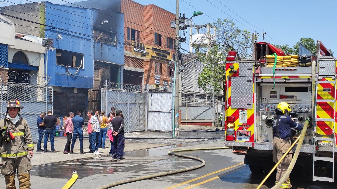 Voraz incendio en un fábrica de plástico se registró en el norte de Cali; bomberos atendieron la emergencia.