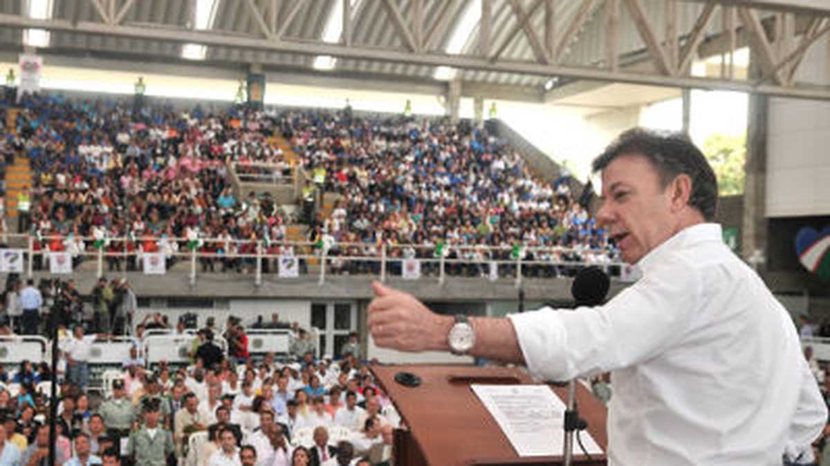 Si el presidente Juan Manuel Santos quiere firmar la paz, el gobierno y las FARC tendrían que adelantar un proceso cuyos términos han sido fijados por una ley vigente y que se complementarían con dos proyectos que actualmente discute el Congreso. 