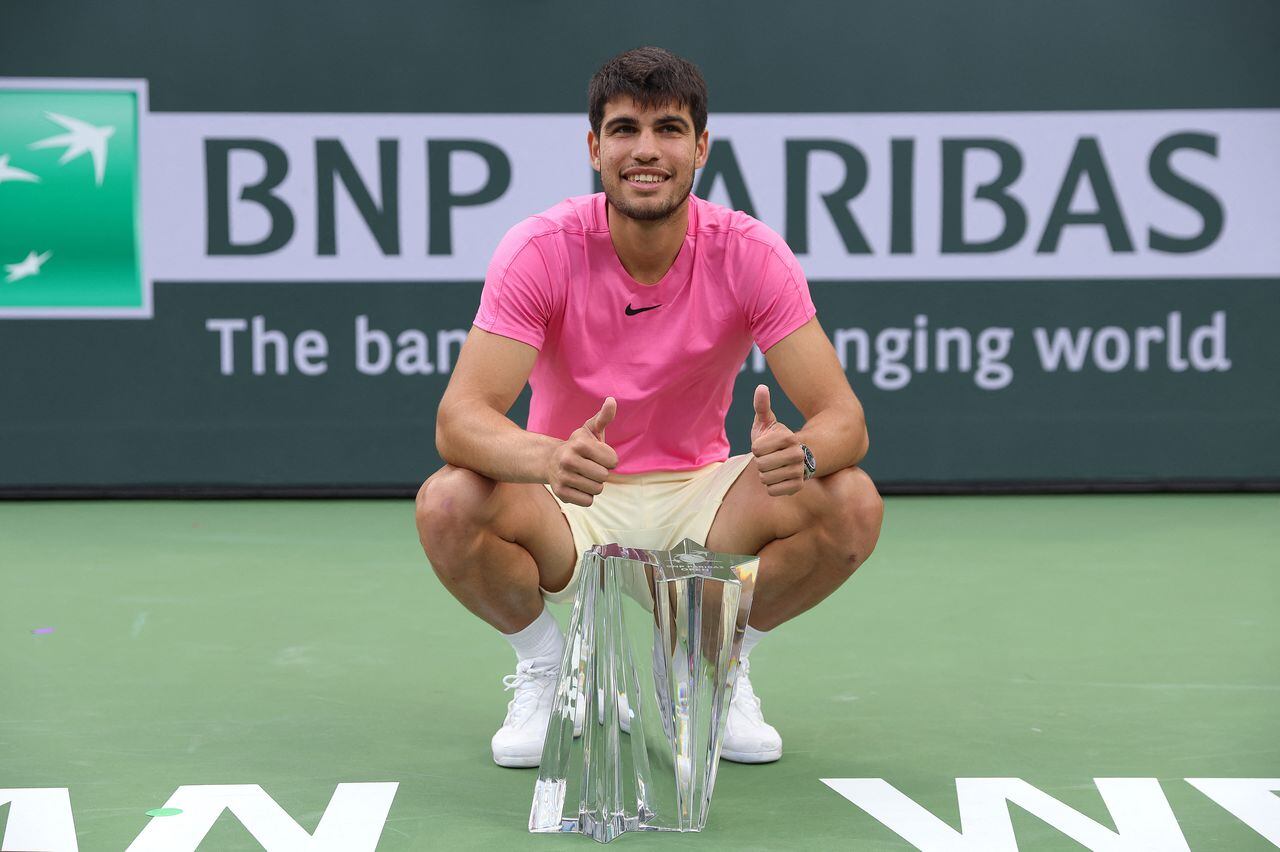 INDIAN WELLS, CALIFORNIA - MARCH 19: Carlos Alcaraz of Spain with the winners trophy after defeating Daniil Medvedev in the final during the BNP Paribas Open on March 19, 2023 in Indian Wells, California.   Julian Finney/Getty Images/AFP (Photo by JULIAN FINNEY / GETTY IMAGES NORTH AMERICA / Getty Images via AFP)