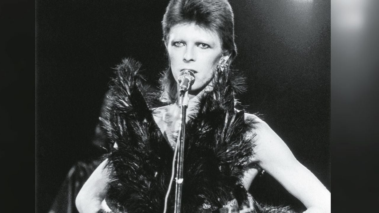 En 1973, cuando imponía su look andrógino en los escenarios, Bowie cantó en The Marquee Club de Londres. Tuvo dos esposas, quienes toleraban su gusto por los hombres.