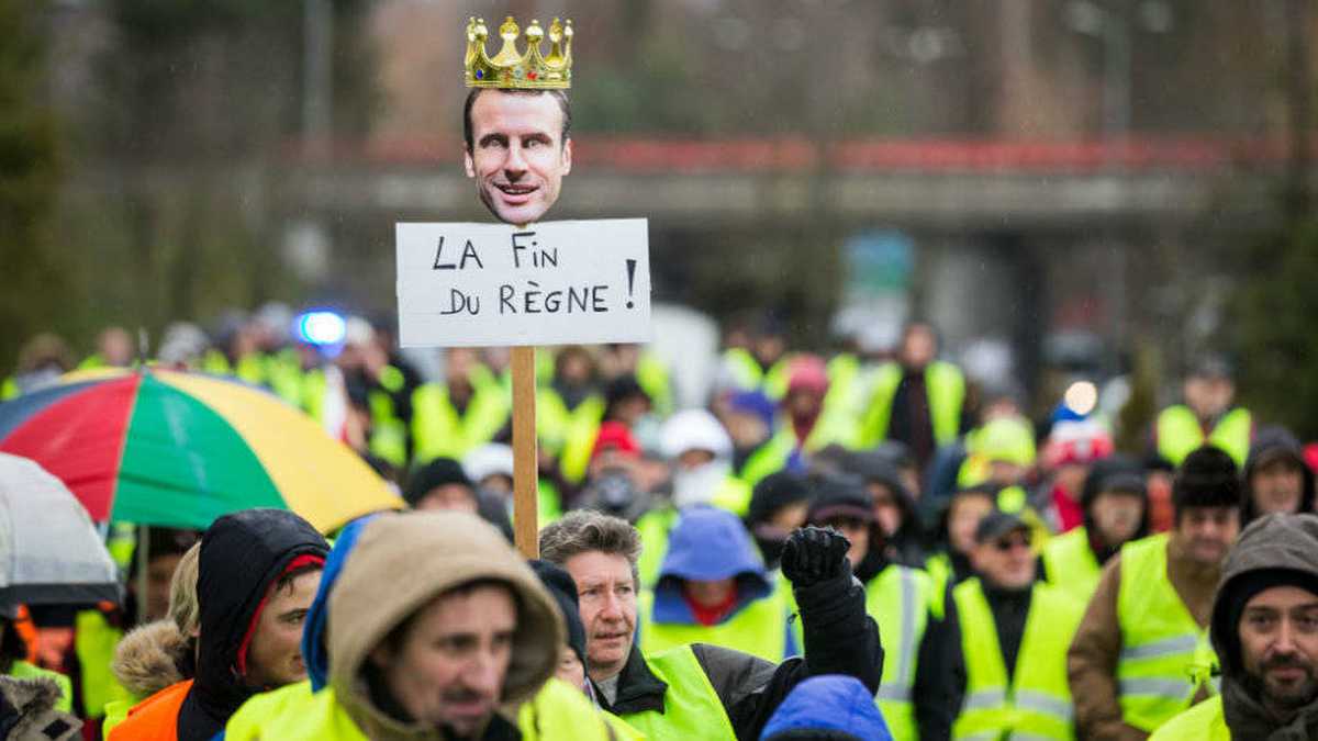La crisis de los “chalecos amarillos” fue su máximo exponente. Esta protesta, surgida en 2018 por el alza de los precios del combustible, se extendió por Francia para denunciar las medidas hacia las clases populares de este exbanquero.