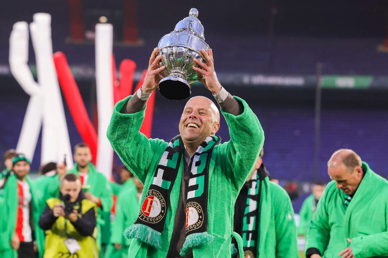 El Feyenoord gana la copa KNVB, el entrenador Arne Slot del Feyenoord Rotterdam celebrando con la copa KNVB después del partido final de la Copa TOTO KNVB holandesa entre el Feyenoord Rotterdam y el NEC Nijmegen el 21 de abril de 2024 en Rotterdam, Holanda.