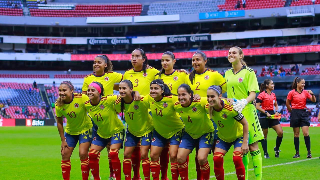 MEXICO CITY, MEXICO - SEPTEMBER 21: Players of team Colombia pose during the women's international friendly between Mexico and Colombia at Azteca Stadium on September 21, 2021 in Mexico City, Mexico. (Photo by Mauricio Salas/Jam Media/Getty Images)