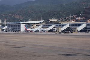 La torre de control, terminal, puertas, pasarelas y un Boeing 757 de American Airlines. Descripción general de la terminal, rampa y aeropuerto del Aeropuerto de Caracas, Aeropuerto Internacional Simón Bolívar en Venezuela