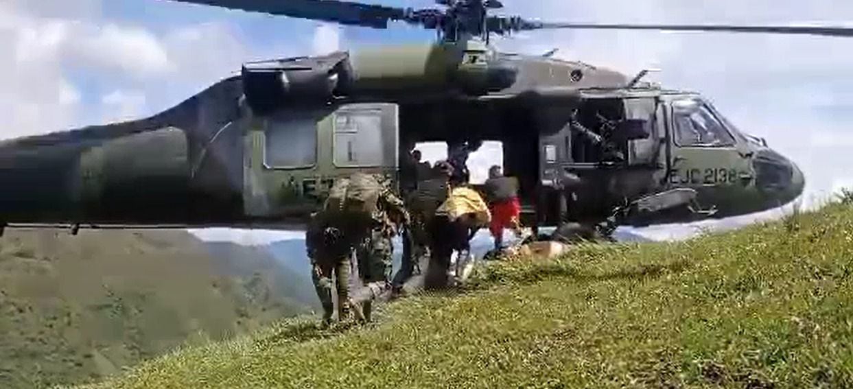 Threatened relatives of a murdered social leader in Ituango were evacuated by army helicopter.