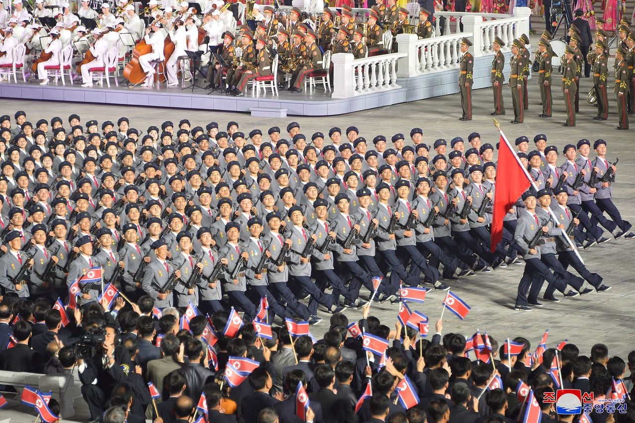 Desfile paramilitar celebrado para conmemorar el aniversario de la fundación de la república en la plaza Kim Il Sung en Pyongyang