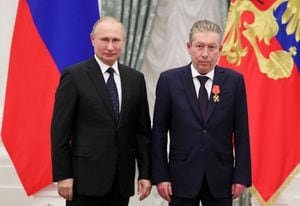 Presidente y el Director de la Compañía Lukoil Ravil Maganov (Photo by Mikhail KLIMENTYEV / SPUTNIK / AFP)
