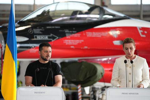 El presidente de Ucrania, Volodymyr Zelenskyy, a la izquierda, y la primera ministra de Dinamarca, Mette Frederiksen, dan una conferencia de prensa en la base aérea de Skrydstrup, en Vojens, Dinamarca, el domingo 20 de agosto de 2023