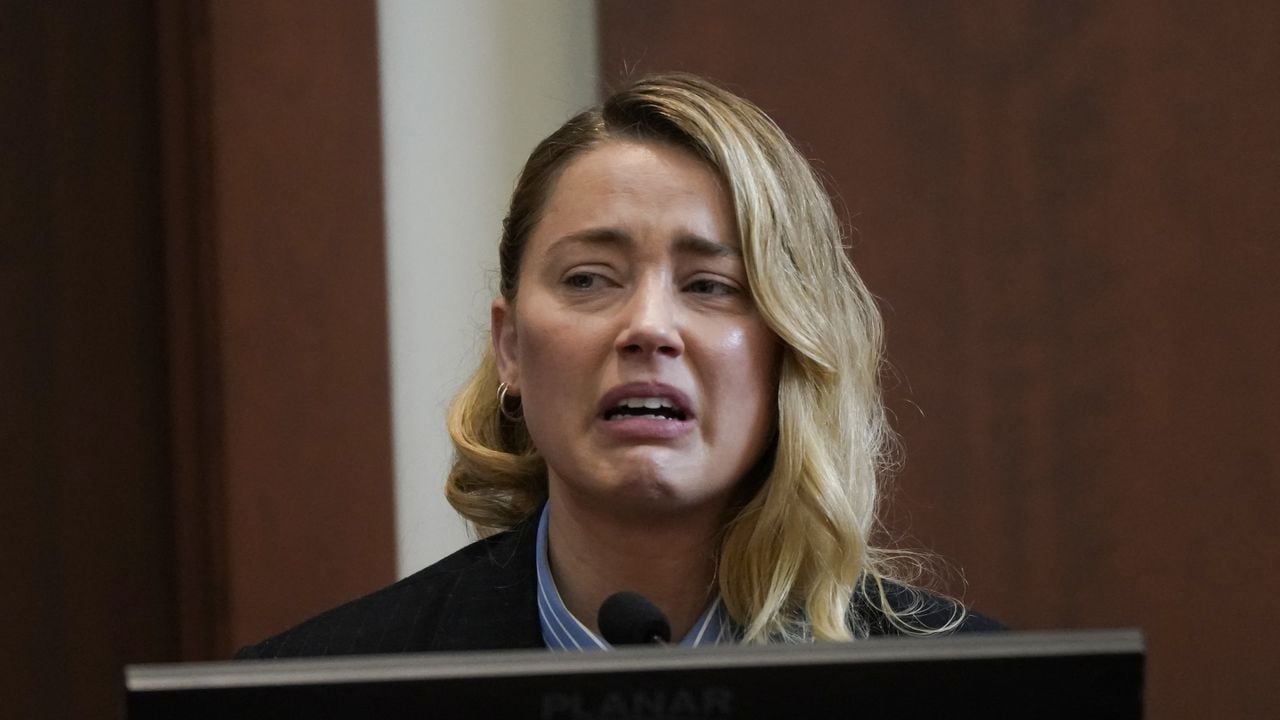 La actriz Amber Heard testifica sobre la supuesta primera vez que su exesposo, el actor Johnny Depp, la golpeó.