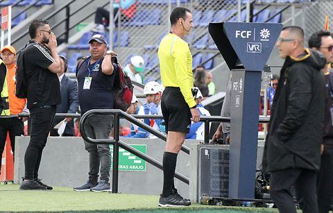 El árbitro Wilmar Roldán revisa la acción polémica del partido entre Deportivo Pasto y Once Caldas por la fecha 14 de la Liga I-2024.