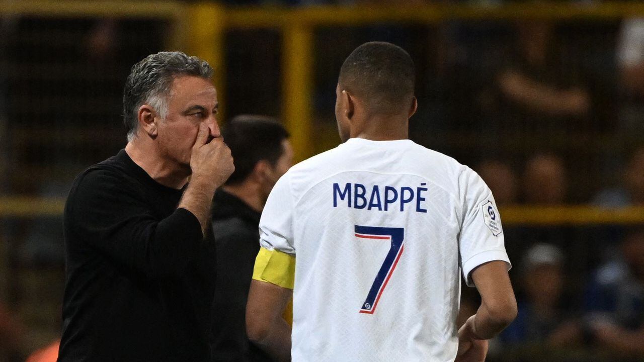 Paris Saint-Germain's French head coach Christophe Galtier speaks to Paris Saint-Germain's French forward Kylian Mbappe during the French L1 football match between RC Strasbourg Alsace and Paris Saint-Germain (PSG) at Stade de la Meinau in Strasbourg, eastern France on May 27, 2023. (Photo by PATRICK HERTZOG / AFP)