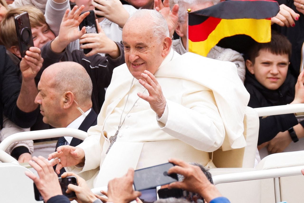 El Papa Francisco saluda a los fieles el día de la Misa de Pascua en la Plaza de San Pedro en el Vaticano, el 31 de marzo de 2024.