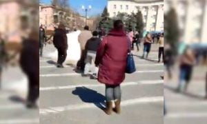 Con disparos, militares rusos dispersan manifestación en Ucrania