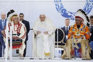 El arrepentimiento del Sumo Pontífice de 1.300 millones de católicos fue recibido con aplausos por una multitud de los pueblos originarios Primeras Naciones, Metis e Inuit congregada en Maskwacis, localidad de la provincia de Alberta, Canadá.