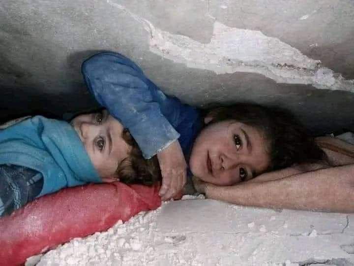 Niñas sirias atrapadas tras terremoto en Turquía y Siria