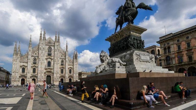 Esta imagen de la plaza del Duomo en Milán fue tomada una tarde de principios de junio, después de que se empezara a levantar el confinamiento.
