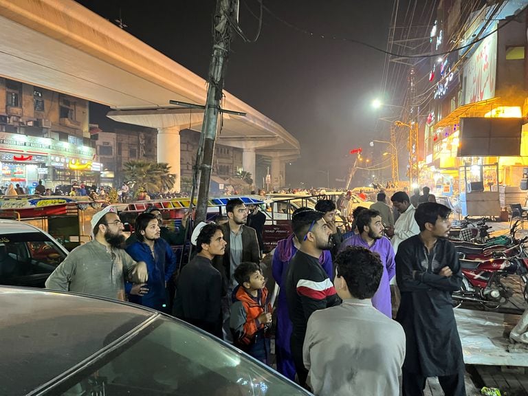 La gente sale de un restaurante después de que se sintiera un temblor en Lahore, Pakistán