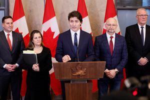 El primer ministro de Canadá, Justin Trudeau, con ministros federales, participa en una conferencia de prensa en Parliament Hill en Ottawa el 17 de febrero de 2023.