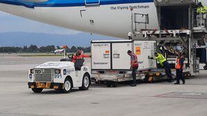Las 192.000 dosis llegaron en un vuelo de la aerolínea holandesa KLM.