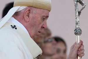 El Papa Francisco llega para celebrar una Misa en la explanada del Santuario Nacional en Sastin, Eslovaquia. Foto AP / Gregorio Borgia.