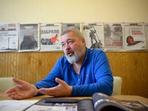 El diario independiente ruso Novaya Gazeta anunció este lunes que suspendió su publicación hasta que termine la intervención en Ucrania, alegando no haber encontrado “otra solución” frente a la “censura militar”