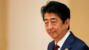 FOTO DE ARCHIVO: El primer ministro de Japón, Shinzo Abe, asiste a la reunión de líderes económicos de APEC en Danang, Vietnam, el 11 de noviembre de 2017. REUTERS/Jorge Silva/Foto de archivo