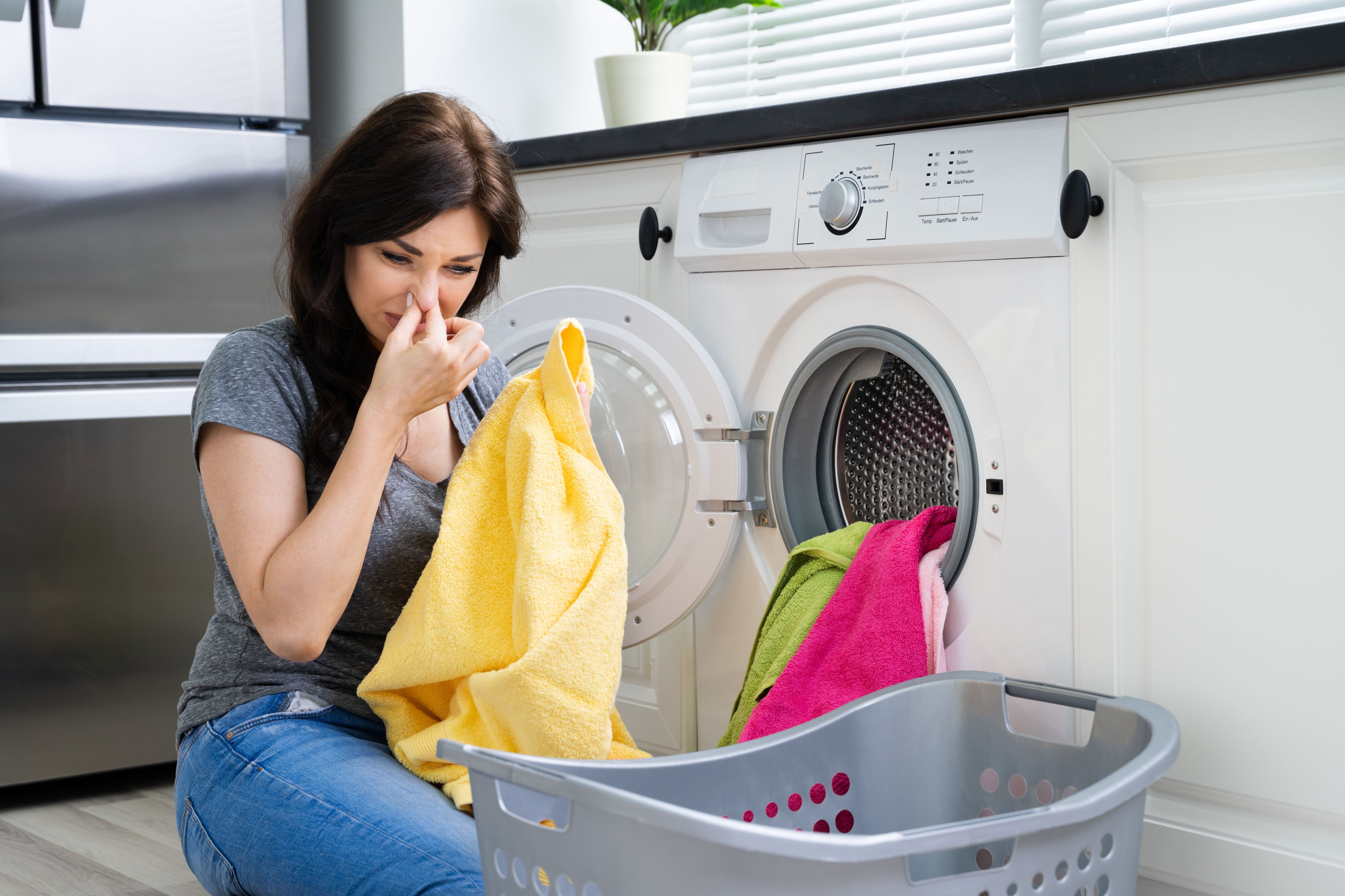 Cómo quitar el olor a humedad de la ropa fácilmente y sin