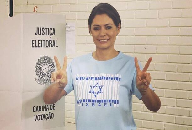 La primera dama de Brasil, Michelle votó en la segunda vuelta presidemcial vistiendo una camiseta con la bandera de Israel