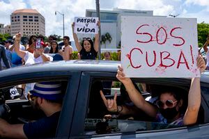 La gente protesta durante una manifestación en solidaridad con miles de cubanos que tomaron las calles el domingo 11 de julio de 2021, en varios lugares de Cuba, en una de las mayores protestas que se llevará a cabo en la isla, en el restaurante cubano Versalles de la calle 8 en el barrio de la Pequeña Habana de Miami. Foto: Daniel A. Varela / Miami Herald vía AP.