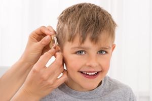 A un niño le adaptan un dispositivo auditivo. Imagen de referencia. Foto: Getty Images