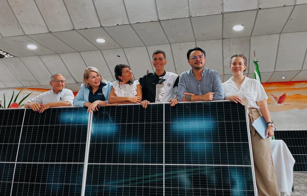 La ministra de Minas donó un kit de paneles solares a un colegio de Villavicencio.