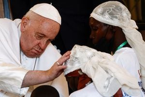 El Papa Francisco bendice a las víctimas del conflicto del este del país, en la Nunciatura Apostólica, durante su viaje apostólico, en Kinshasa, República Democrática del Congo, el 1 de febrero de 2023. 