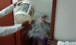 Momento en que los guardas de seguridad echan agua a mujer en baño de Cali