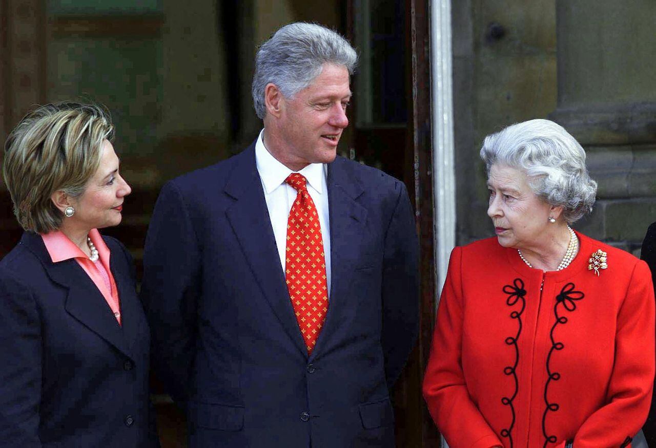 14 de diciembre de 2000. El presidente estadounidense Bill Clinton (C) y su esposa Hillary (L) se reúnen para hablar con la Reina Isabel II en el Palacio de Buckingham en Londres.