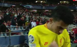 El colombiano celebró su gol enfrente de la hinchada del Benfica que no reaccionó nada bien.