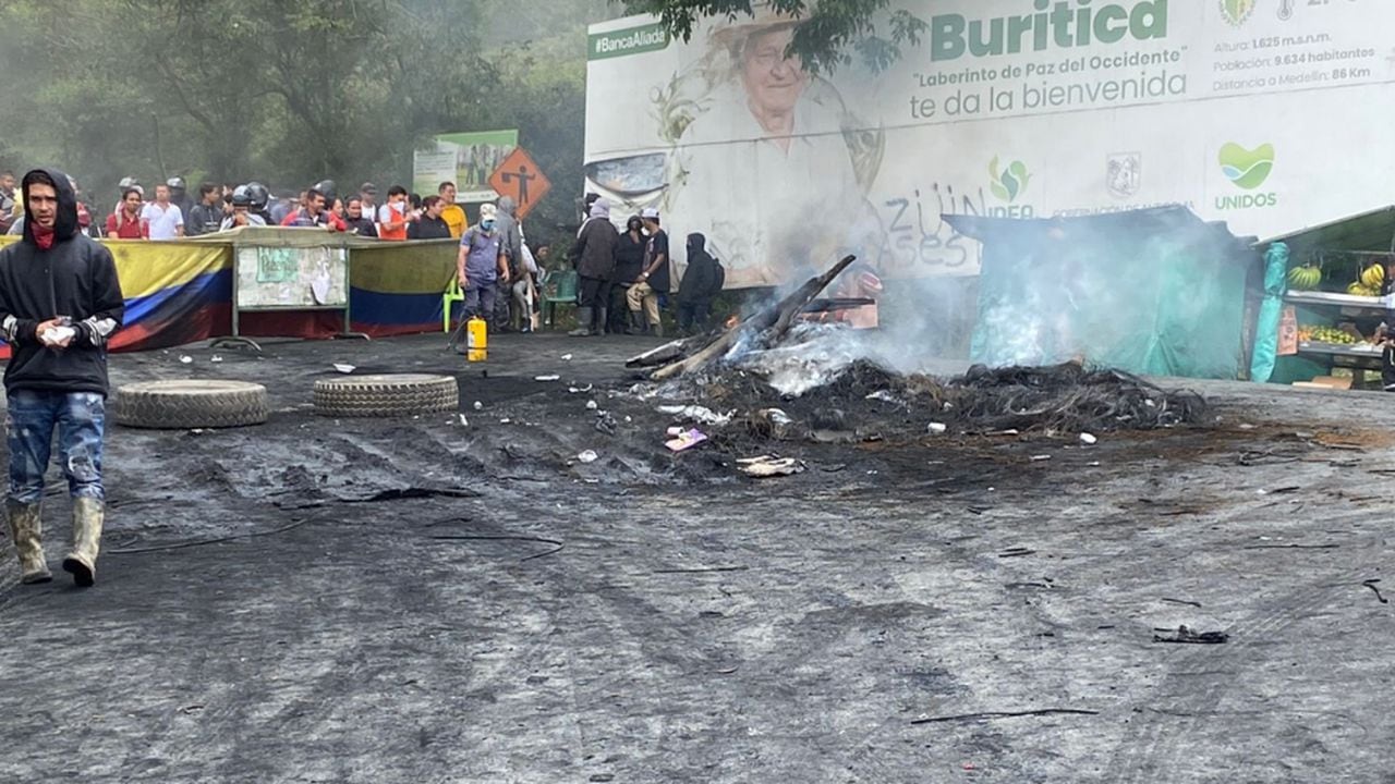 Bloqueos en el municipio de Buriticá, Antioquia, por desaparición de dos mineros.