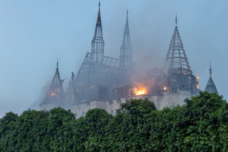 Esta fotografía tomada el 29 de abril de en Odesa muestra un edificio en llamas y dañado como consecuencia de un ataque con misiles, en medio de la invasión rusa de Ucrania.