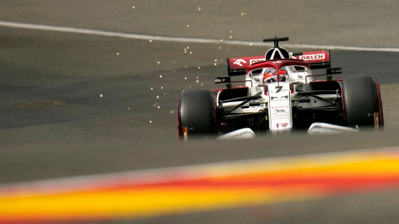 Kimi Raikkonen conduciendo el monoplaza del Alfa Romeo.